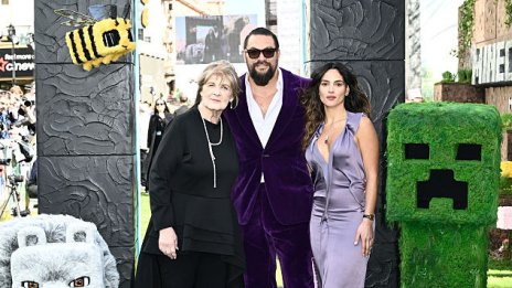 С мама и гаджето под ръка – Джейсън Момоа сияе на червения килим