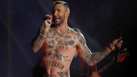 Баща за пример: Адам Лавин облече рокля заради дъщерите си