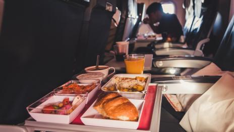 Храна в самолета? По-добре не