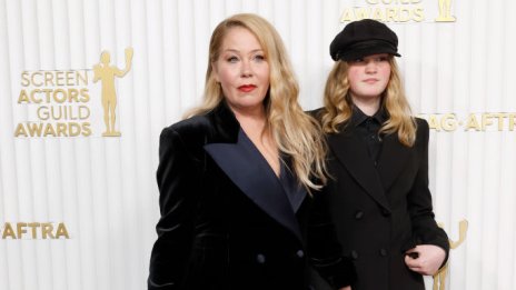 Кристина Апългейт получи подкрепа от бастун и от дъщеря си Сейди 