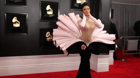 Три пиърсинга наведнъж – Карди Би го може!