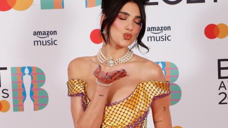 Пролетен маникюр – Дуа Липа избра френски в син цвят