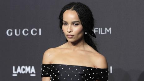 Зоуи Кравиц с прозрачна блуза за дефилето на Saint Laurent