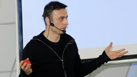 Димитър Бербатов окачи бутонките и нахлу в модата