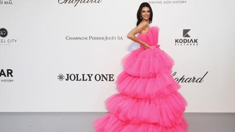Кендъл Дженър наруши карантината за романтична разходка