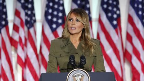 Защо Мелания Тръмп винаги позира с отворена уста?