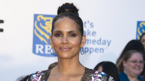 Критикуват Хали Бери заради коментар за ролята ѝ на трансджендър