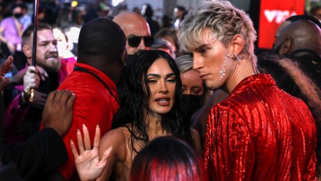 Проблем? Меган Фокс и Machine Gun Kelly отложиха сватбата