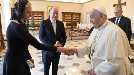 Принцесата на Монако с благословия от папата