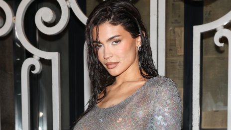 Кайли Дженър копира известния „мокър“ вид на сестра си Ким Кардашян