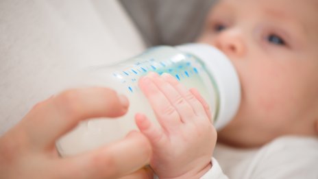 Азис умили феновете, хранейки бебе