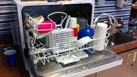 7 неща, които можете да пуснете в миялната машина