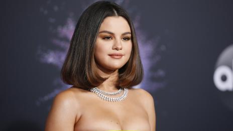 Кои впечатлиха с визия на червения килим на Американските музикални награди?