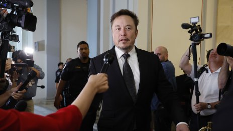 Илон Мъск защити Ръсел Бранд: нарече обвиненията към него „лов на вещици“