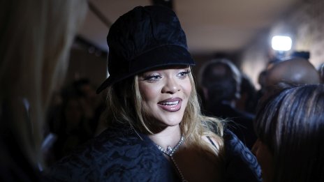 Това се казва стил – Риана родила с перли и слънчеви очила
