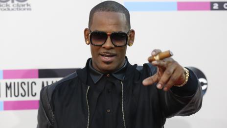 Ар Кели подкупил служител, за да се венчае незаконно за Алая 