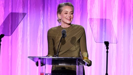 Така се прави, момичета: 65-годишната Шарън Стоун без притеснения в изрязан бански