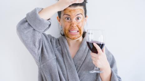 Край на алкохола след празниците – как ще се отрази това на кожата ви?
