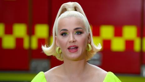 Кейти Пери отдаде почит на страстната целувка между Джей Ло и Бен Афлек