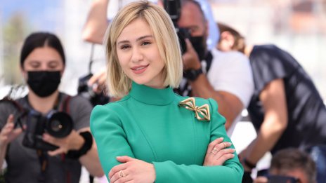 Мария Бакалова привлече погледите в Кан