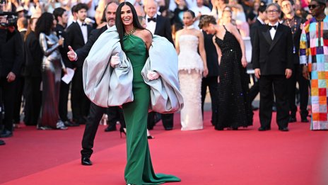 Последният моден удар в Кан: Деми Мур впечатли с драматична визия на Balenciaga