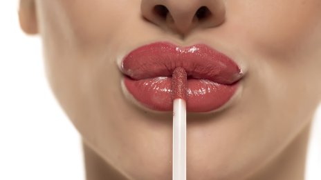 Гланц за обемни устни  – безопасен ли е за кожата?