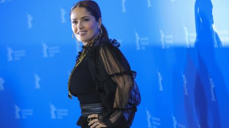 Салма Хайек с гордост показва прошарената си коса