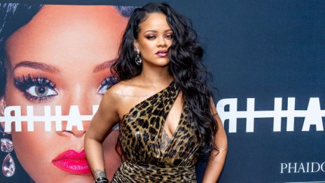 Блестяща – Риана се разголи в прозрачен костюм на фестивала Crop Over в Барбадос