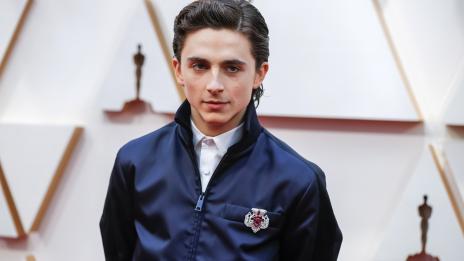 Тимъти Шаламе се облече като Хари Стайлс