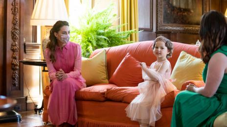 Обещанието изпълнено: Кейт Мидълтън с розова рокля при среща с дете, болно от рак