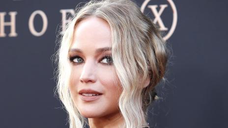 Дженифър Лорънс по пижама из улиците, радва се за Джо Байдън