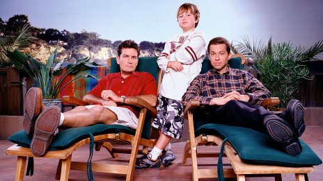 Къде са те сега – Чарли Шийн, Джон Крайър и Ангъс Т. Джоунс след „Двама мъже и половина“