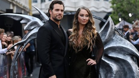 Екссупермен: Хенри Кавил се появи с приятелката си, ден след като обявиха наследника му