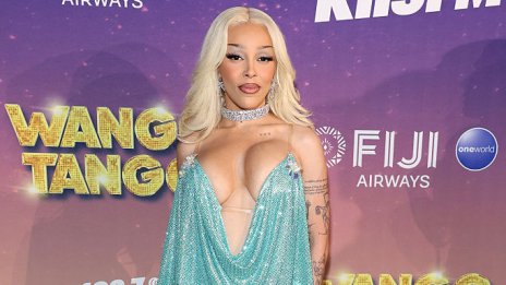 Doja Cat се появи с разместени гръдни импланти на червения килим