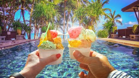 Плаж, море, басейн... Кои храни трябва да избягвате през лятото?