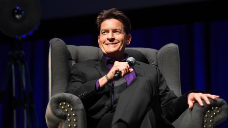 Актрисата Шон Йънг: Чарли Шийн се друсаше на снимачната площадка