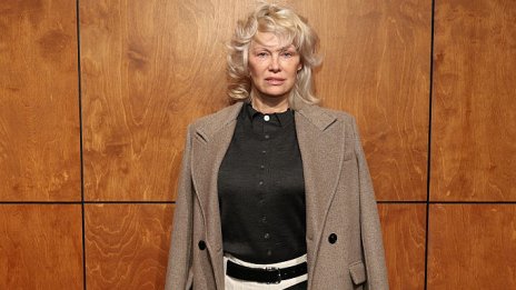 Памела Андерсън се завърна в Ню Йорк с вдъхновена от 80-те прическа 