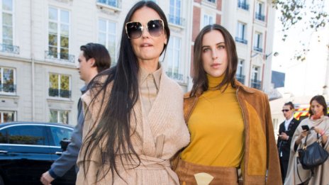 Есенна мода: Деми Мур и дъщеря ѝ се завърнаха в 70-те