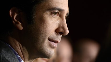 Дейвид Шуимър показва готварските си умения за кауза