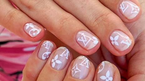 Тази есен – логомания по ноктите