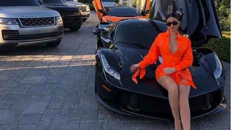 Кайли скри Бугати за 3 млн. долара заради гладуващи