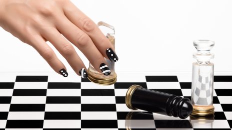 Маникюр с шахматна дъска – Дуа Липа го обожава