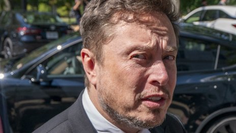 Илон Мъск съди Граймс, дни преди още тя да го направи