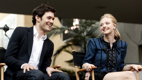 Чаровните Адам Броуди и Аманда Сайфред се събраха за забавна фотосесия