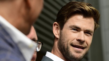 Смел като бог: Крис Хемсуърт си прави ледени бани в снега