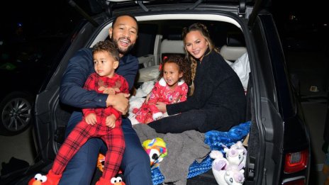 Криси Тейгън показа лицето на новородената си дъщеря