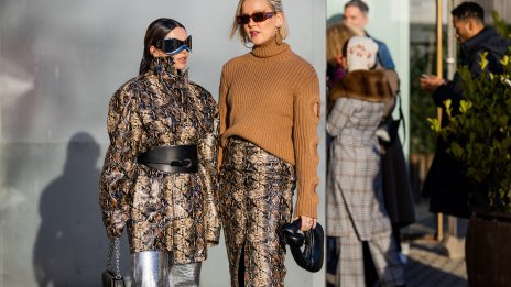 Панталони за пролет 2023 – металик модели носят шик 