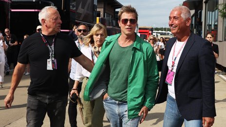 Брад Пит отново прикова погледите с визията си