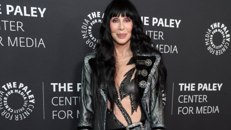 Сексапил на 77 – Шер се появи в ослепително черно боди със знойни изрезки