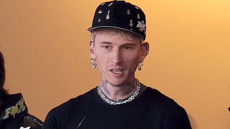 Внимание: Machine Gun Kelly разкри ужасяващ страничен ефект от последната си татуировка